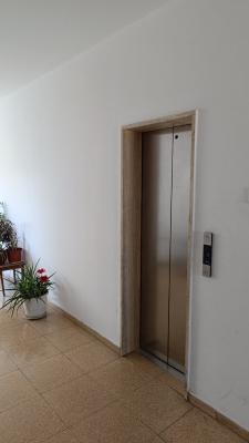 The entrance to the elevator is autonomous 